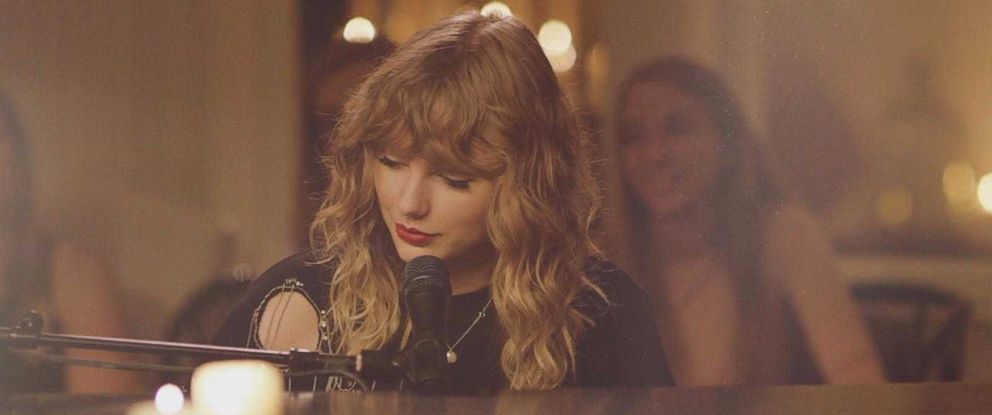 Taylor Swift – “New Year’s Day” Fan Performance