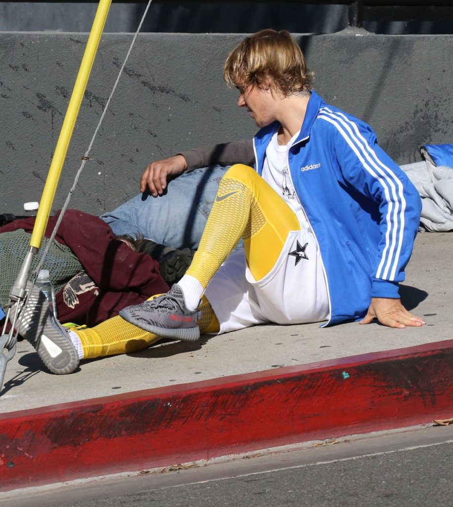 Justin Bieber provides Food and Water and Chats with Homeless Couple on the Street in L.A.